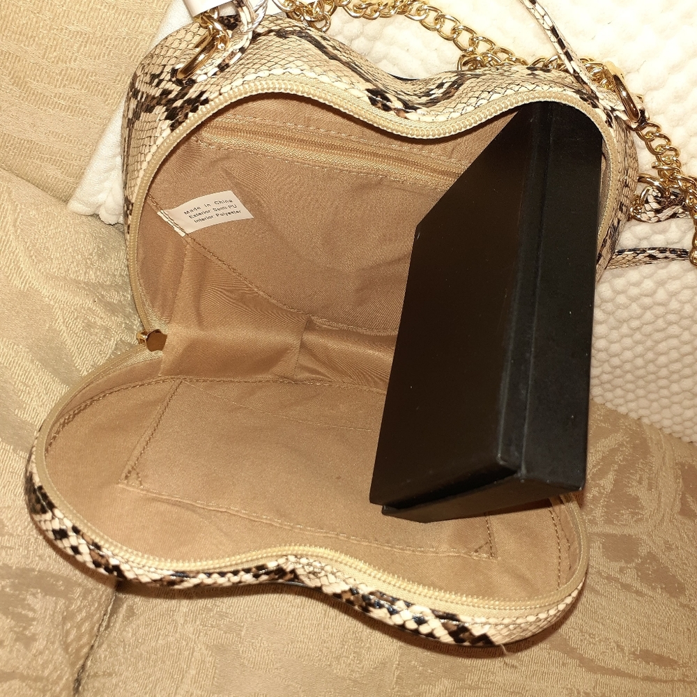 *** LAST ONE***SNAKE SKIN HEART SHAPED PURSE - Picture 3 of 5